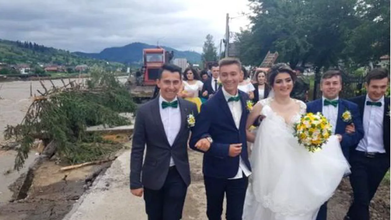 La bine și la rău! O nuntă din Suceava a avut loc în mijlocul inundațiilor. Ședința foto a avut loc printre utilaje (VIDEO)
