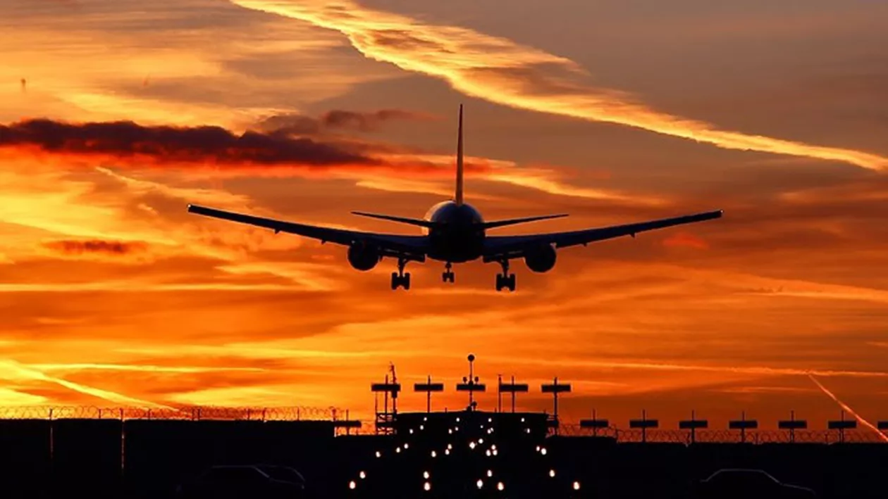 Panică la 10.000 de metri altitudine! Un avion a aterizat forțat din cauza decompresiei cabinei piloților