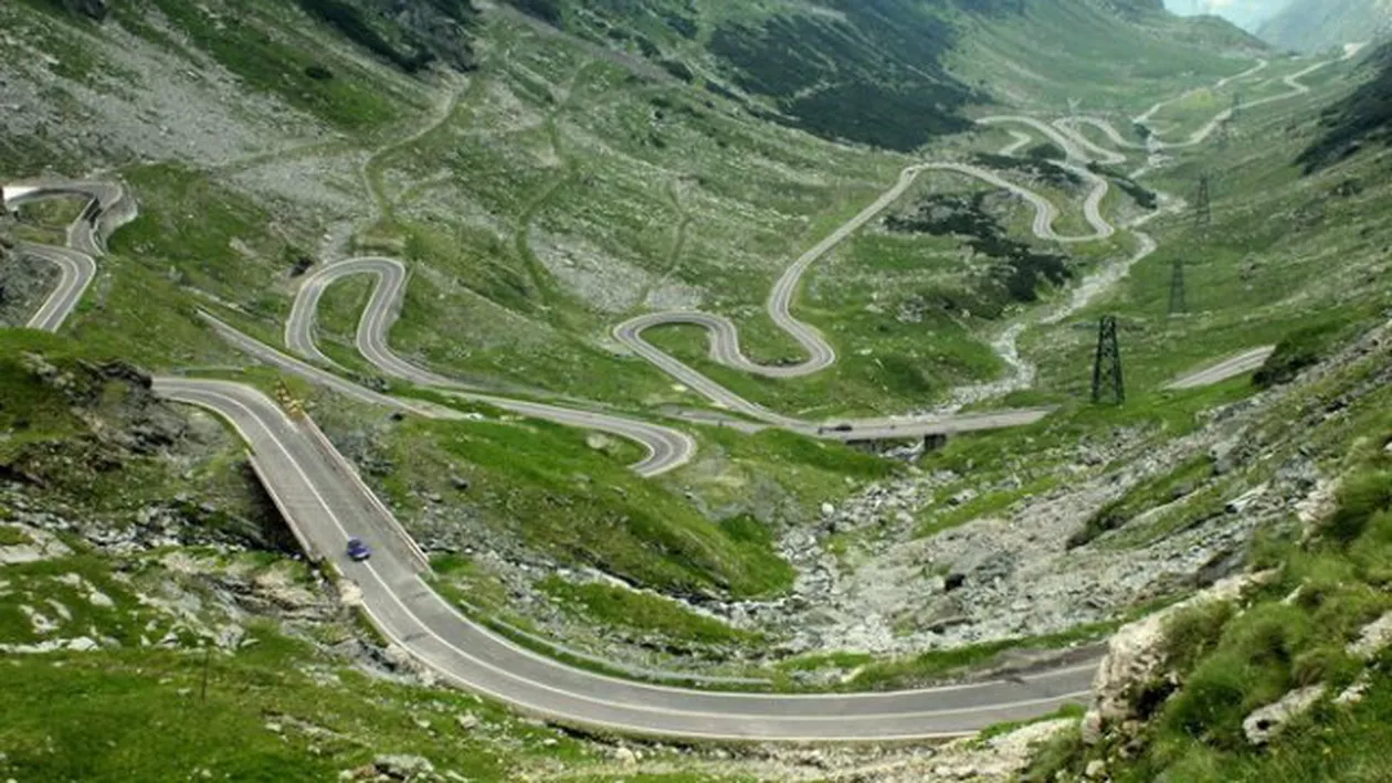 Trafic ÎNGREUNAT pe Tranfăgărășan, la o zi după redeschidere: O mașină și două motociclete implicate într-un accident rutier. BILANȚUL VICTIMELOR