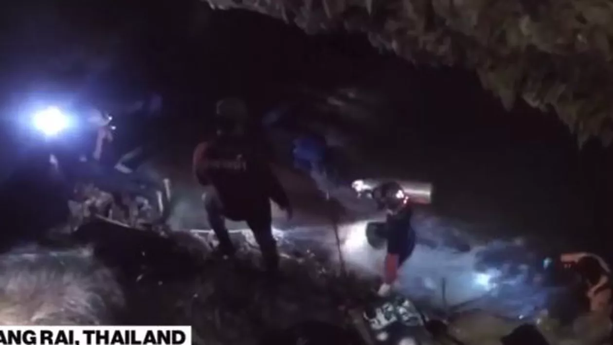 Thailanda: 12 copii dispăruți de nouă zile, găsiți în viață într-o grotă inundată