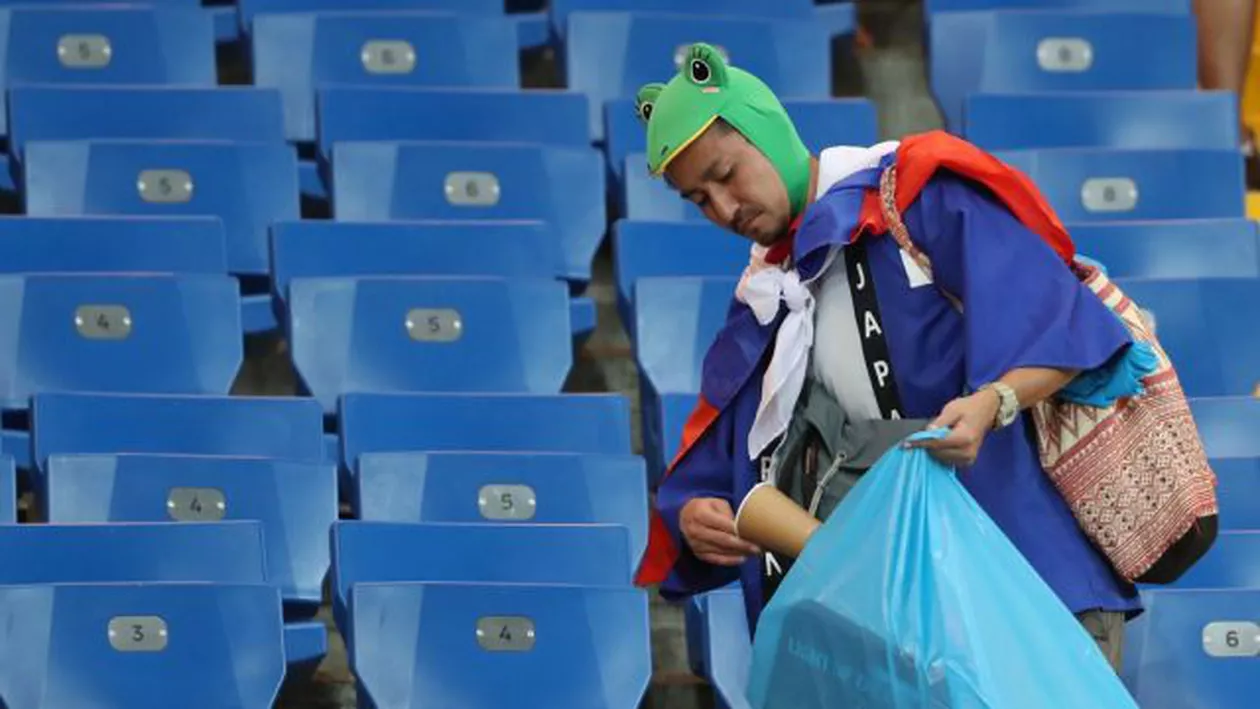 LECŢIE DE CIVILIZAŢIE la Campionatul Mondial: Fanii japonezi au rămas să strângă gunoiul din tribune la finalul meciului (VIDEO)