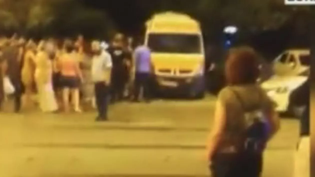 SCANDAL URIAȘ în Capitală! O cunoscută scriitoare aflată într-o ambulanţă a fost snopită în bătaie. Oamenii credeau că femeia vrea să le fure copiii (VIDEO)