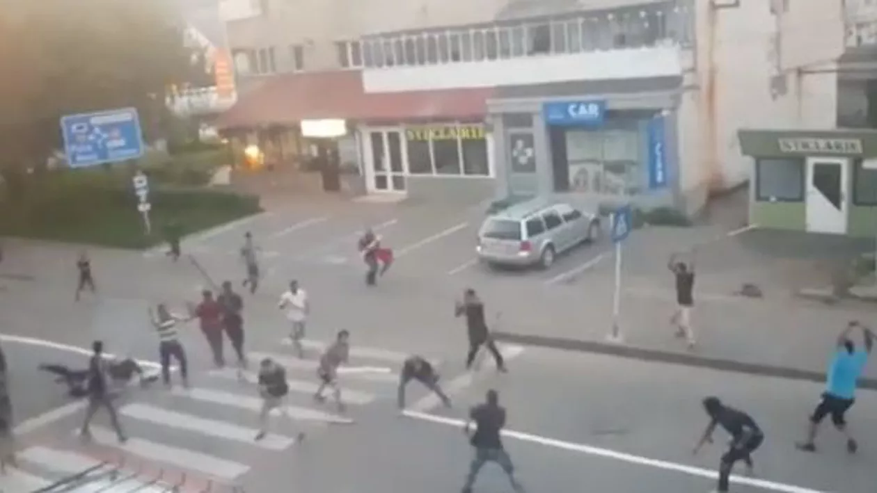 SCANDAL DE PROPORȚII în Neamț: Zeci de persoane s-au încăierat pe o stradă cu răngi, bâte, poliţişti şi focuri de armă (VIDEO)