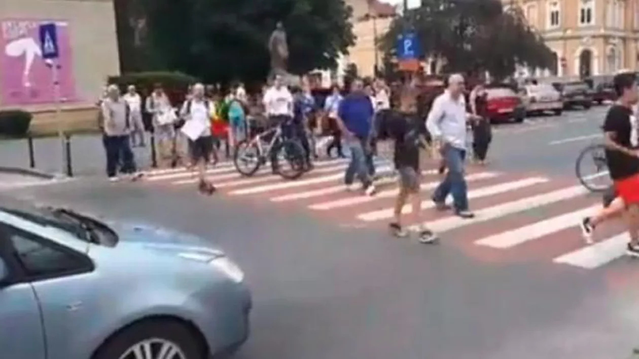 Protest INEDIT la Cluj! Protestatarii BLOCHEAZĂ o trecere de pietoni (VIDEO)