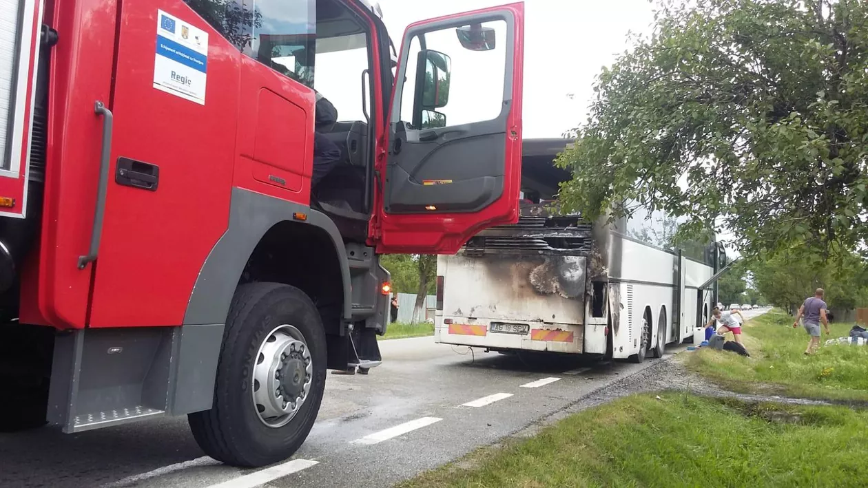INCENDIU în Gorj: Un autocar cu 37 de persoane a luat foc. DETALII DE ULTIM MOMENT (FOTO)