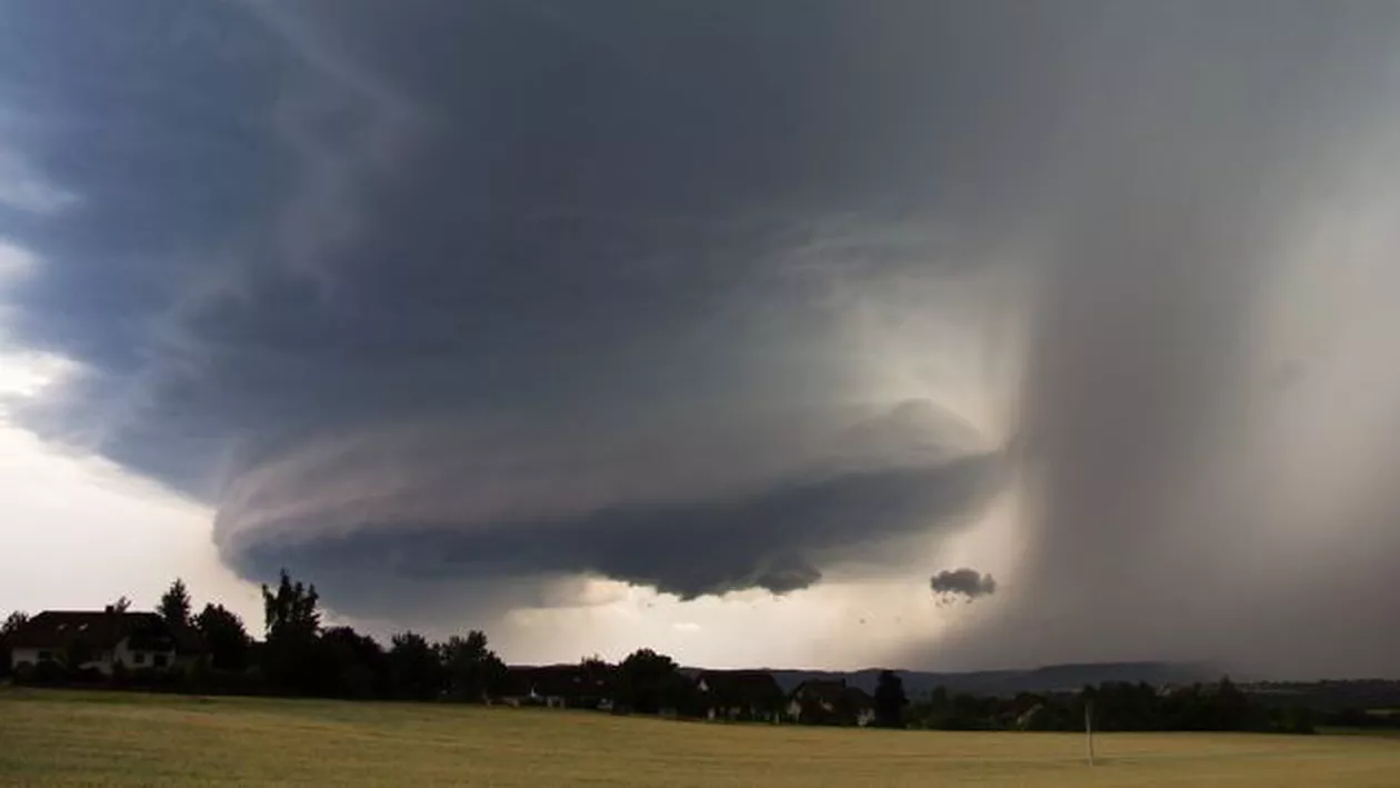 ALERTĂ METEO: Furtuni fără precedent se abat iar peste România! Care vor fi cele mai AFECTATE zone...