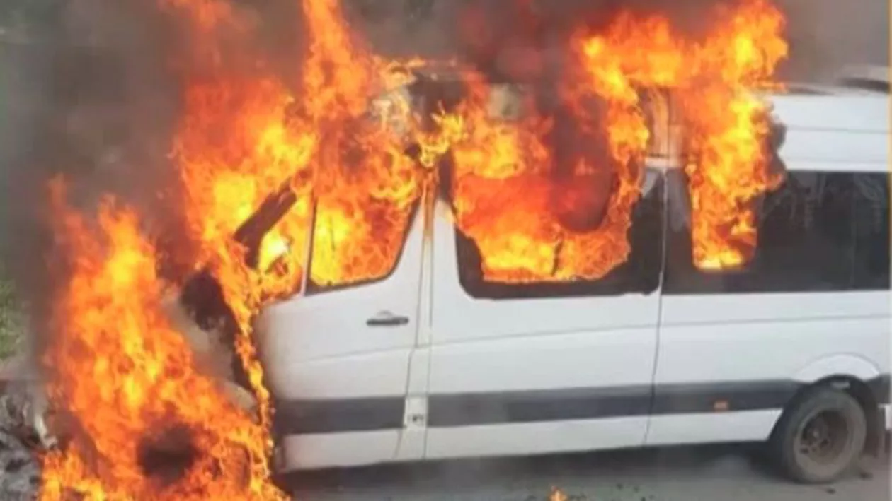 București: Un microbuz a luat foc în trafic. Bilanțul VICTIMELOR