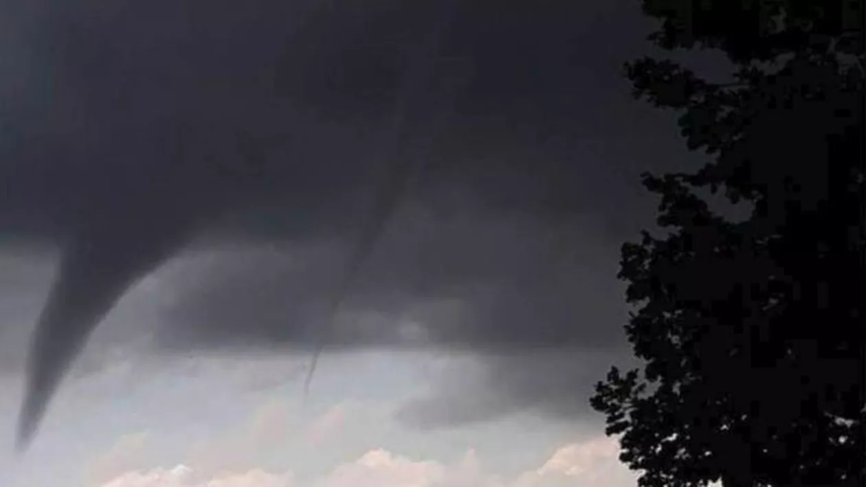 Fenomene extreme în România: O dublă tornadă a fost surprinsă în Tulcea (FOTO)