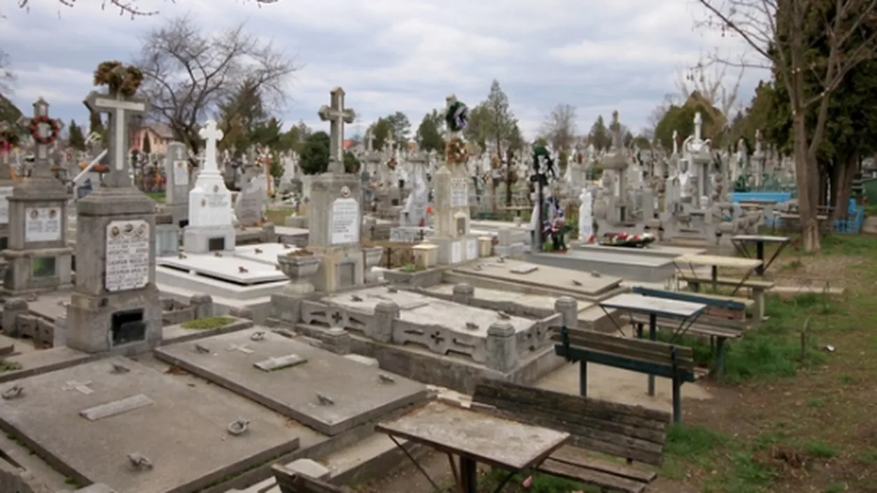 DECES SUSPECT în Bihor: Bătrână găsită MOARTĂ în fântâna din cimitir