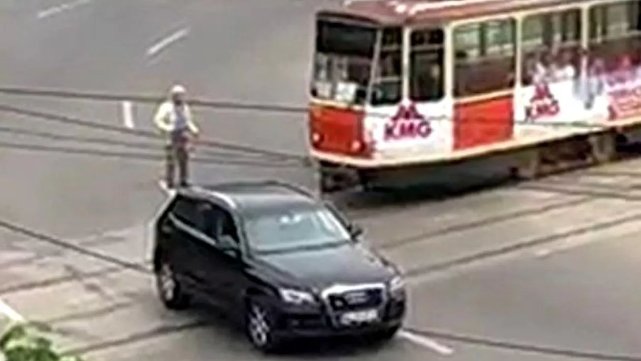 VIRALUL ZILEI! Un bărbat a blocat minute bune un sens giratoriu din Galați ca să-și pozeze mașina (VIDEO)