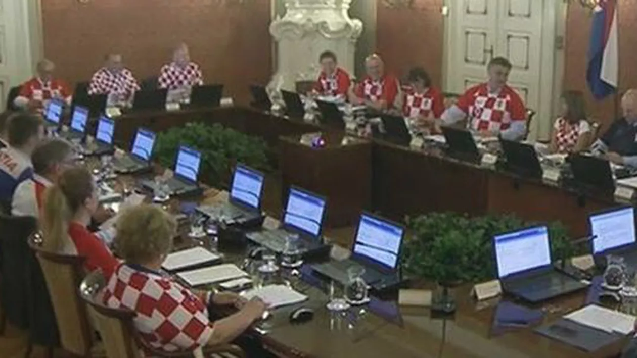 Ședință de guvern, în echipament de fotbal: Metodă inedită de a sărbători calificarea Croației în finala Mondialului