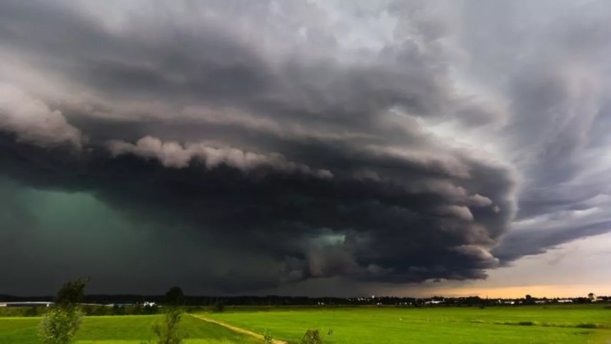 ALERTĂ meteo: Un nou CICLON lovește România în weekend! Vine PRĂPĂDUL: Care sunt cele mai afectate zone
