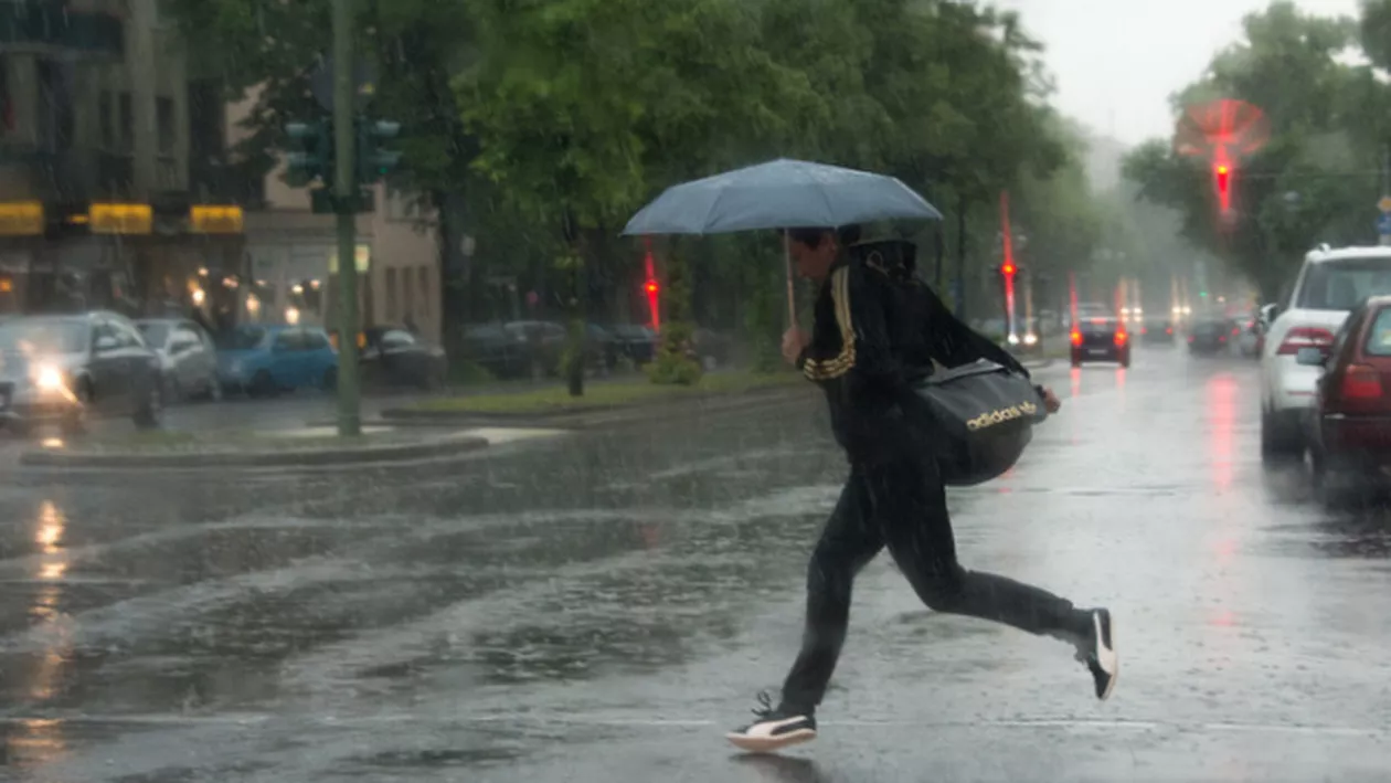 ALERTĂ METEO: Anunț TERIBIL pentru români! Fenomene extreme deosebit de periculoase au loc în acest weekend: Care sunt zonele vizate