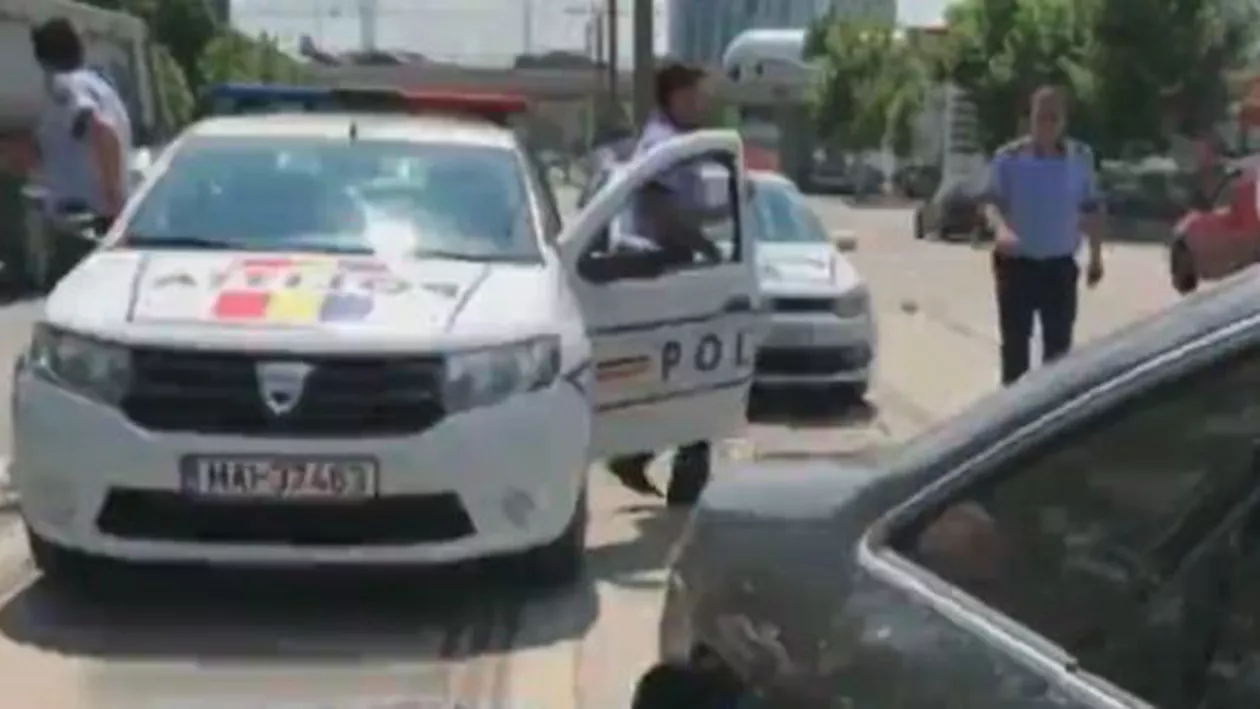 Poliţia îşi dă cu stângul în dreptul: Un șofer care a lovit cinci mașini, dispărut de sub nasul agenților în timpul unei urmăriri (VIDEO)
