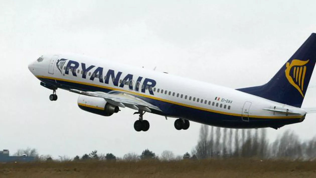 PANICĂ la bordul unui avion: ATERIZARE DE URGENŢĂ după ce ZECI DE PASAGERI au început să se simtă rău