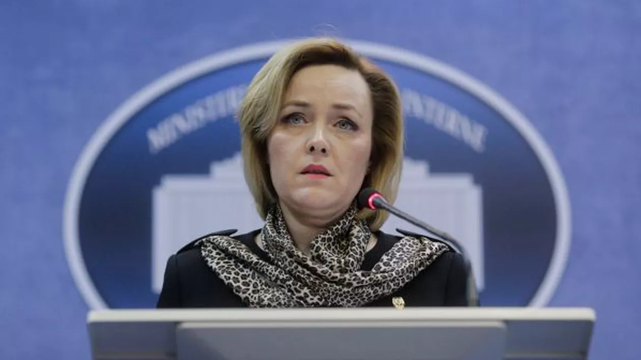 Carmen Dan le spune tinerilor poliţişti cum să-şi facă meseria: 'Pe bază de probe şi nu stabilind ŢINTE'!