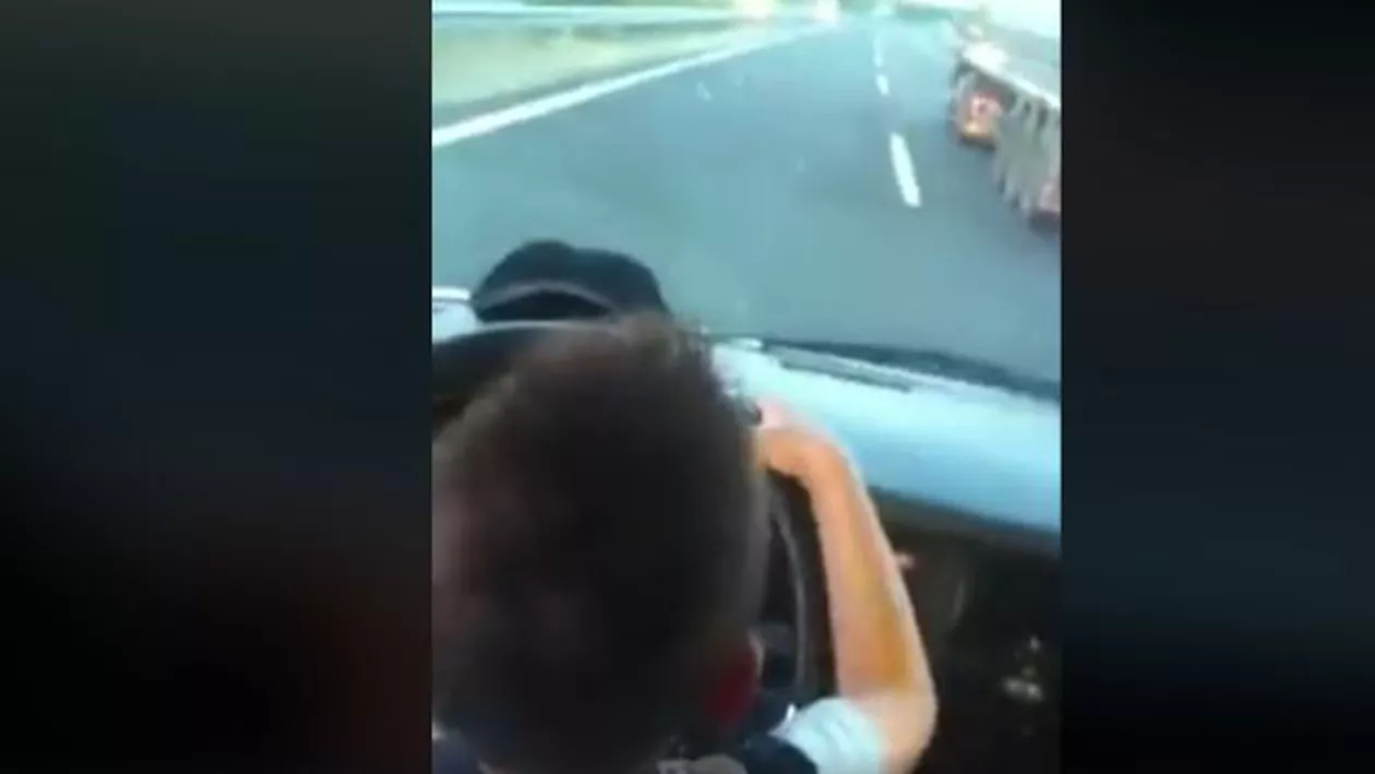 Imagini revoltătoare! Copil la volan pe o şosea din România, încurajat de părinți să intre în depășiri periculoase (VIDEO)