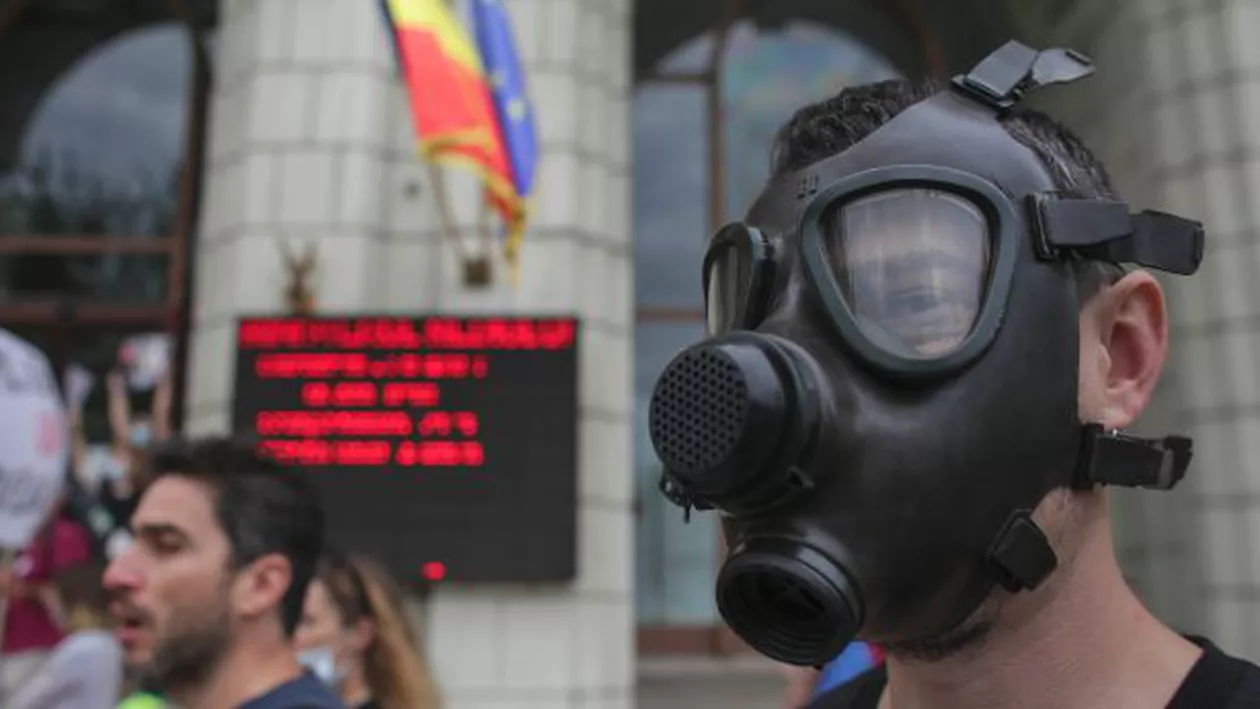 Protest cu măşti de gaze în faţa Ministerului Mediului: Ne-am săturat de mirosuri, ne-am săturat de poluare (FOTO)