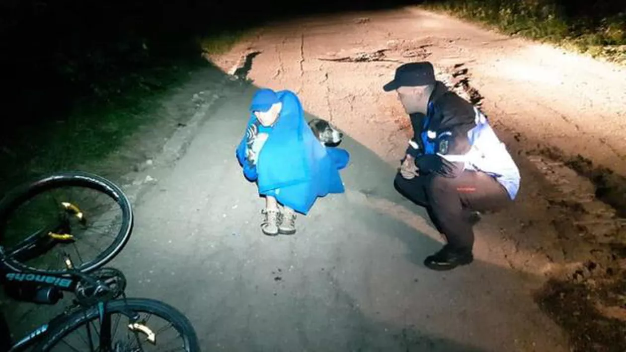 Prietenul omului dă o lectie de 'omenie'. Un biciclist care s-a rănit în zona Muntelui Semenic, SALVAT de un câine care s-a lipit de el și l-a încălzit până la venirea salvatorilor (FOTO)