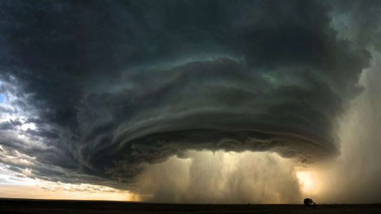 Fenomene meteo EXTREME în România: Mii de familii au rămas fără energie electrică