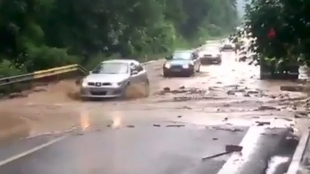 Ploile torenţiale fac prăpăd în ţară: Trafic complet blocat pe Valea Prahovei (VIDEO)