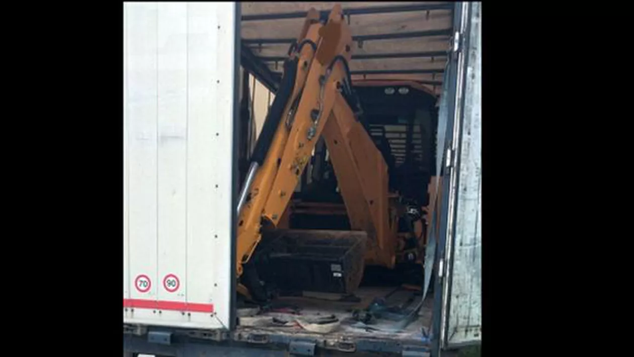 Ce mai fură românii: Un BULDOEXCAVATOR „evaporat” la Bistrița a fost găsit în Vrancea! (FOTO)