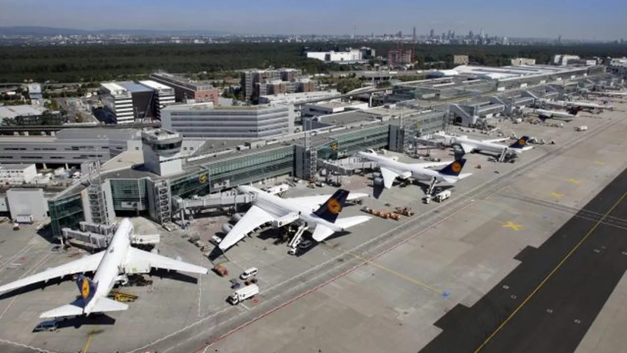 Timișoara: Sute de turişti BLOCAŢI în aeroport din cauza unei DEFECȚIUNI la avion (FOTO)