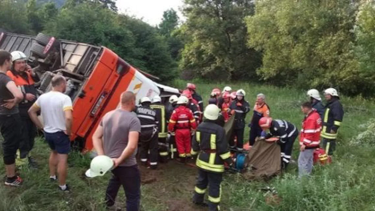 48 de oameni au murit după ce un autobuz supraaglomerat s-a răsturnat într-o mlaștină adâncă. Cea mai mare CATASTROFĂ RUTIERĂ din istoria ROMÂNIEI