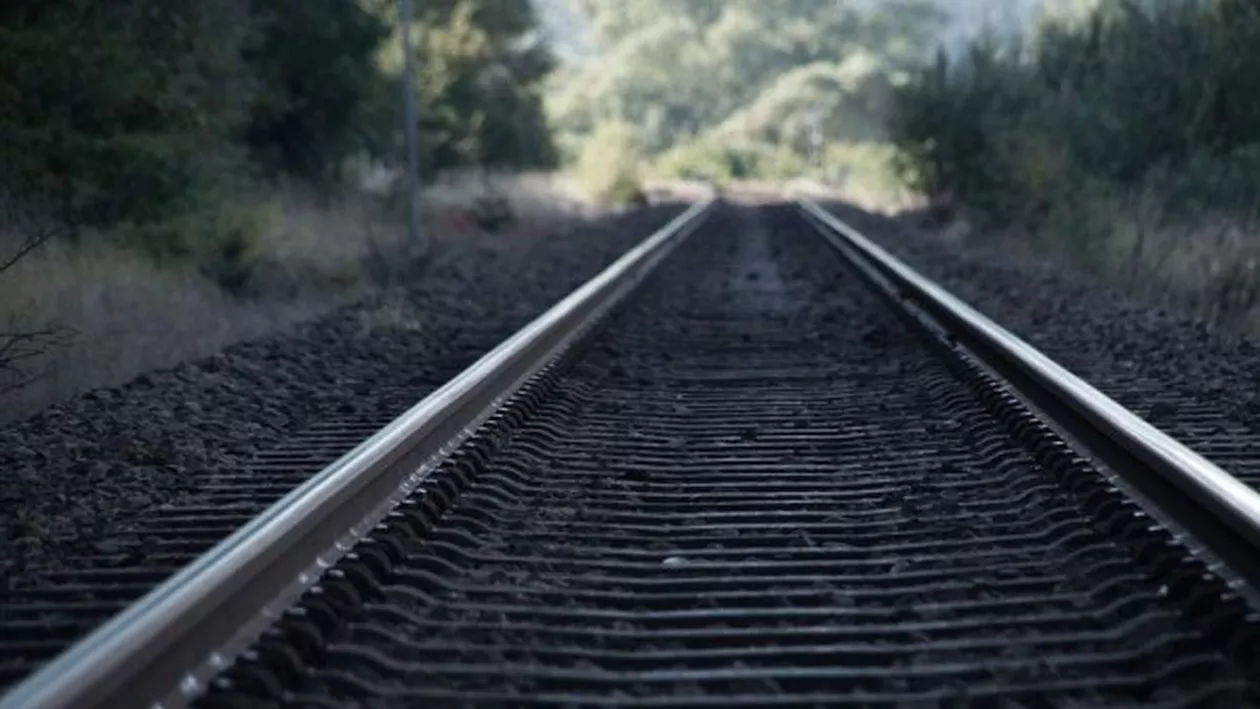 ACCIDENT în Teleorman: Patru persoane rănite după ce un tren a lovit un TIR (FOTO)