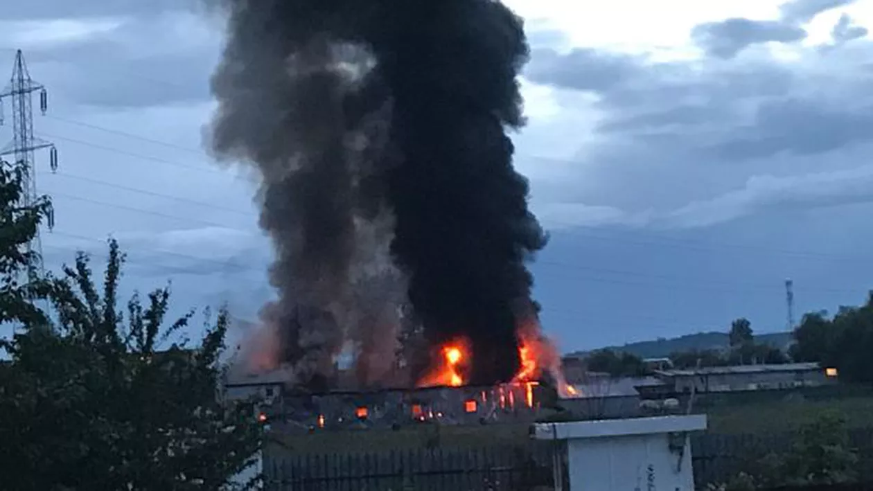 Prahova: Incendiu puternic la un service auto. Intervenție de urgență a pompierilor (VIDEO)