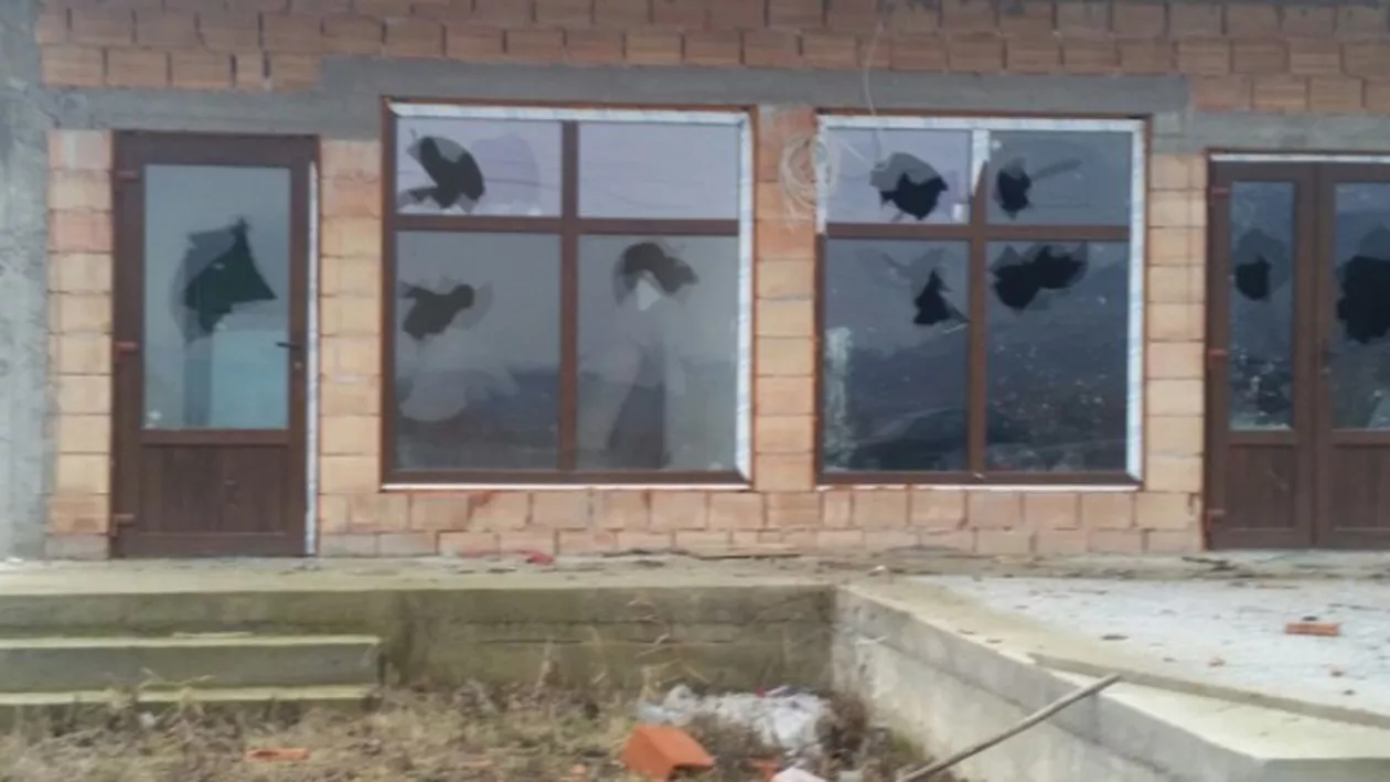 RĂZBUNARE CRUNTĂ în Neamț: I-a vandalizat mașina și casa, după care l-a bătut cu cureaua