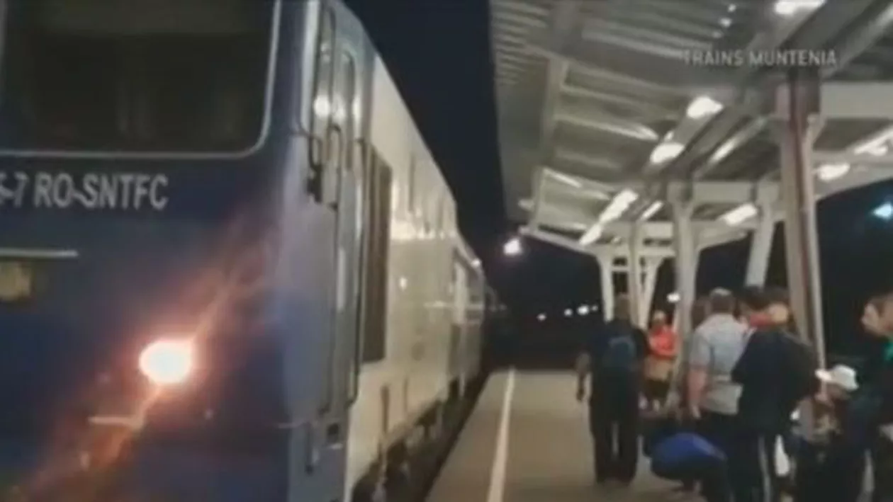 CFR, melc express! După o întârziere de 4 ore, un tren a fost primit cu plauze la Pitești: 'Mai bine mai târziu decât niciodată' (VIDEO)