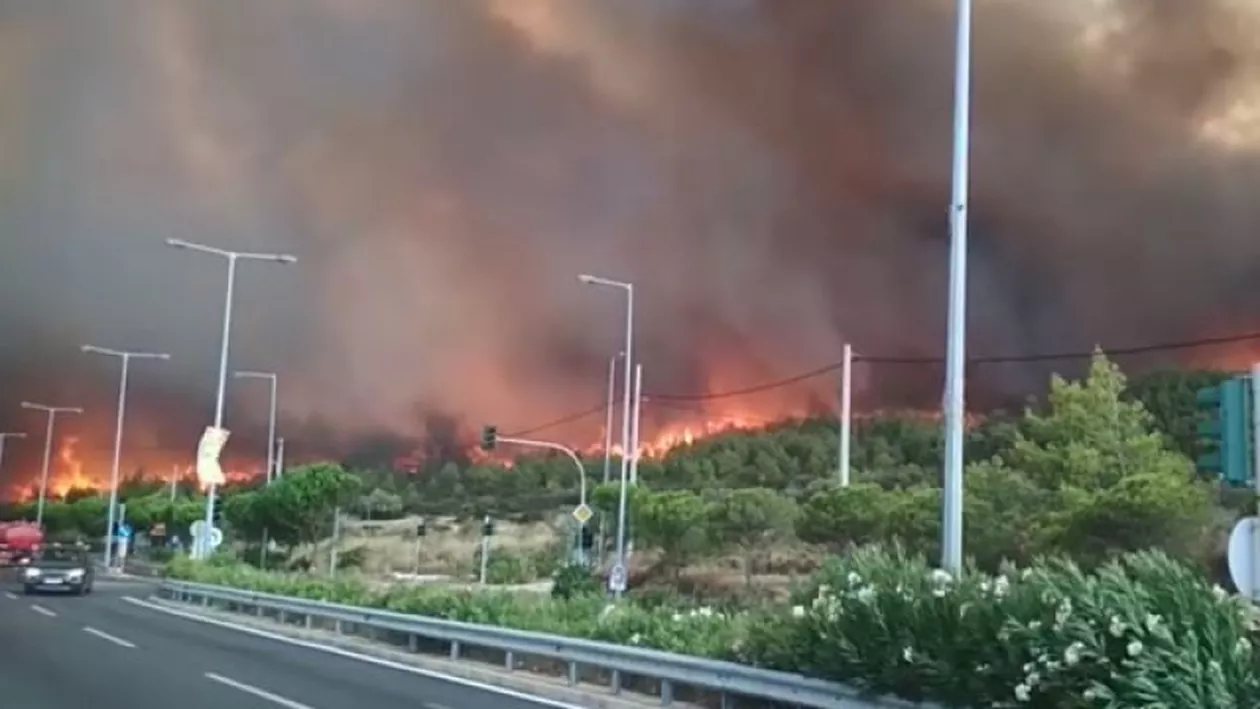 Ministrul Apărării din Grecia spune că o cauză a incendiilor este construirea ilegală a imobilelor: Este o crimă a trecutului
