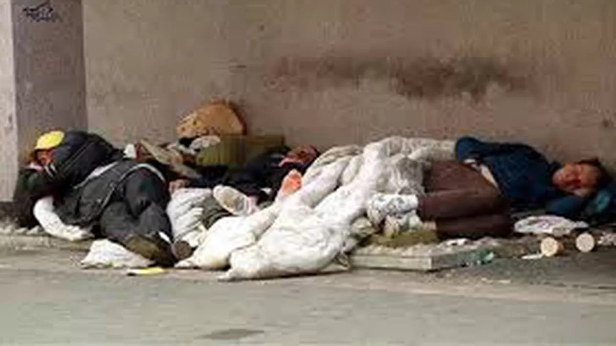 Motivul HALUCINANT pentru care o mama cu doi copii au dormit sub cerul liber (FOTO)