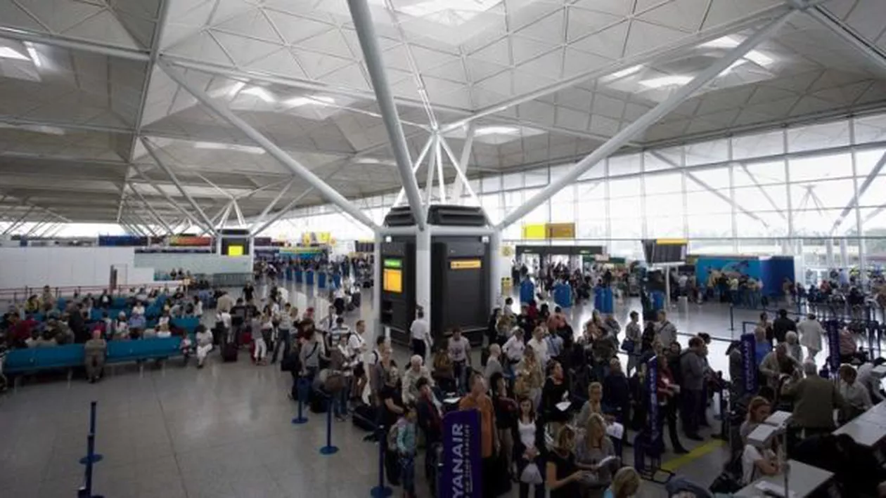 Zeci de copii români, blocaţi de peste 18 ore pe aeroportul Stansted din Anglia. Ce se întâmplă cu aceştia