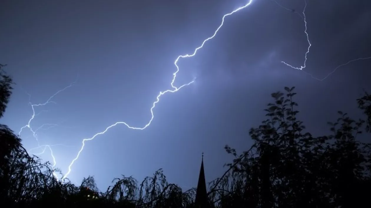 VARA fenomenelor meteo EXTREME! Nu s-a mai întâmplat asta până acum! Semnal de alarmă pentru ROMÂNI