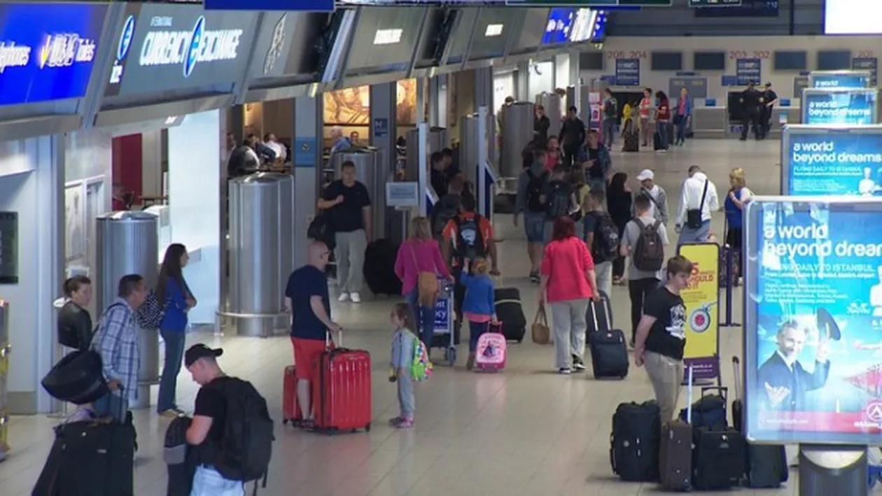 MAE, anunț de ULTIMĂ ORĂ: Pasagerii BLOCAȚI ore bune pe aeroportul Luton, relocaţi către alte zboruri! Cei de pe Stansted se vor întoarce cu... AUTOCARUL