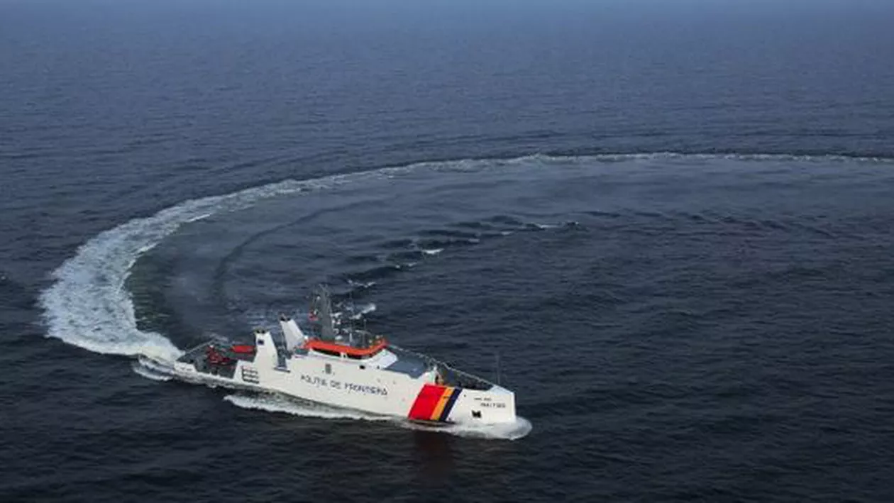 Momente dramatice la malul mării: Operaţie contracronometru de salvare a patru pescari ce nu mai puteau ajunge cu barca la mal