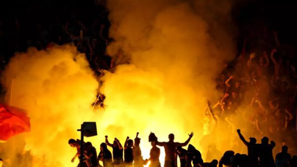 HAOS la meciul dintre Petrolul și Rapid! Galeriile s-au luat la bătaie