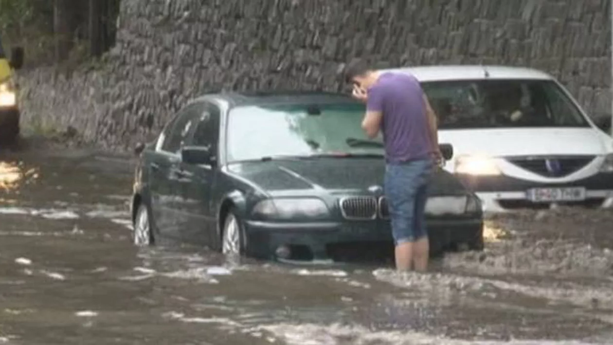 HAOS pe drumurile ţăriii: APĂ de 15 centrimetri după o ploaie torenţială (FOTO)