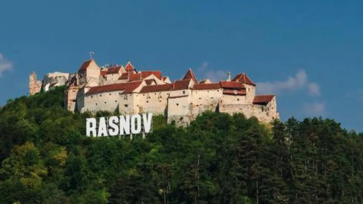 Momente cumplite la Râşnov: Peste 30 de turişti sunt BLOCAŢI de ore bune după ce viitura a inundat singurul drum de acces