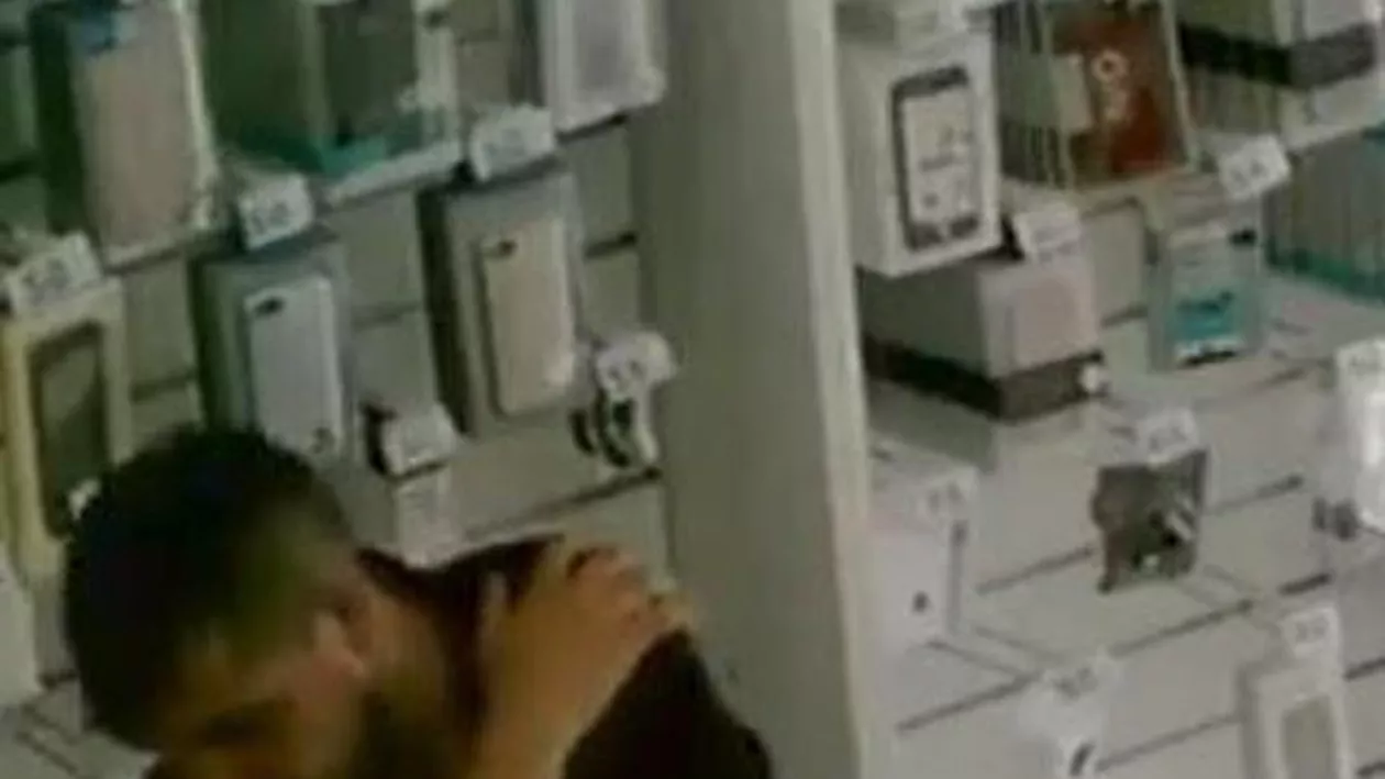 Constanța: Hoț de telefoane, surprins de camerele de supraveghere, într-un service GSM (VIDEO)