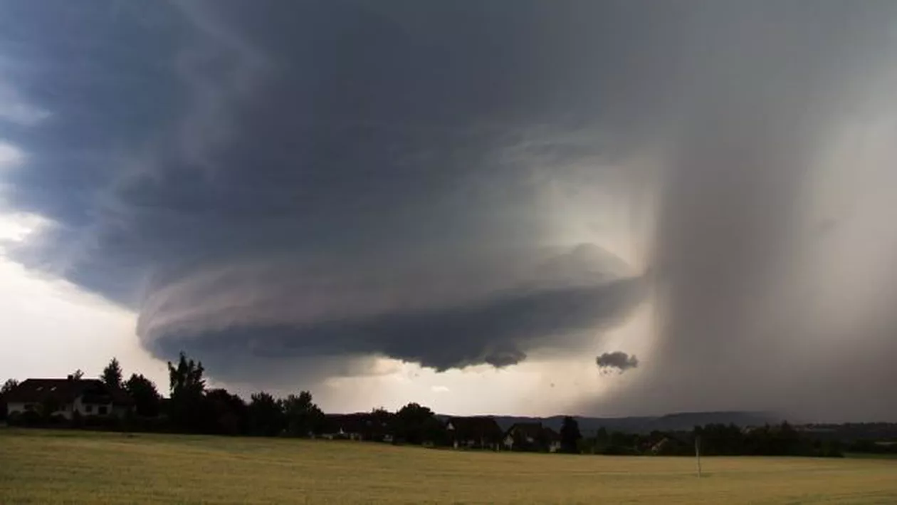 ALERTĂ METEO de FENOMENE EXTREME! Ce se întâmplă în România în următoarele două săptămâni