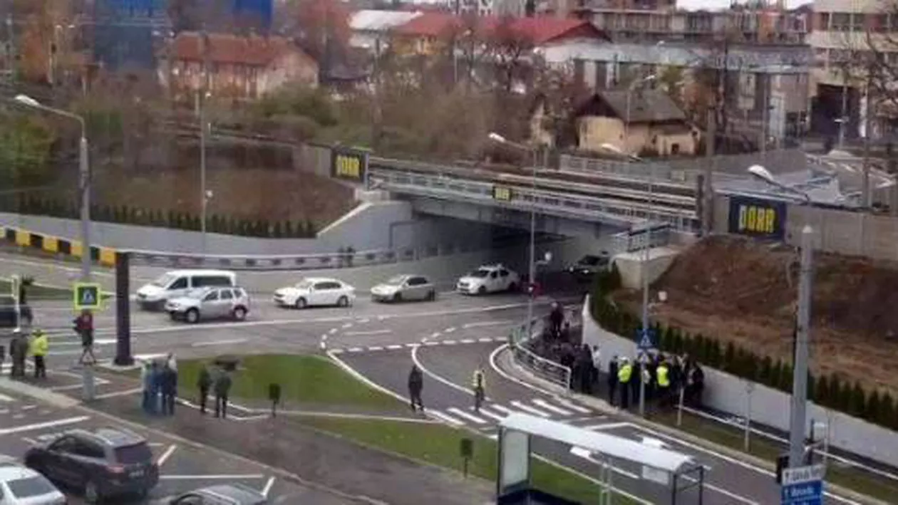 Pasajul Jiul DISTRUS de un camion cu gabarit depăşit: Şoferul a fost amendat. Tot el trebuie să suporte reparaţia