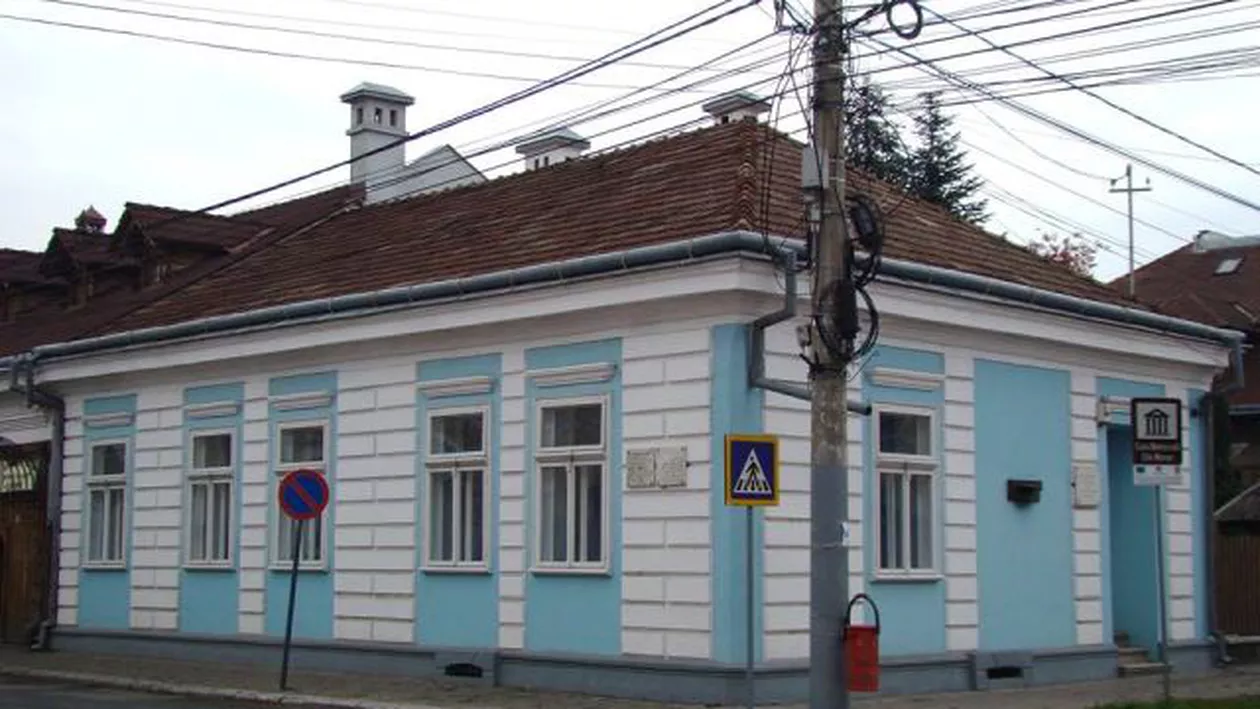 Mesaje antisemite pe pereții Casei Memoriale Elie Wiesel din Sighetu Marmaţiei: Poliția a deschis o anchetă (FOTO)