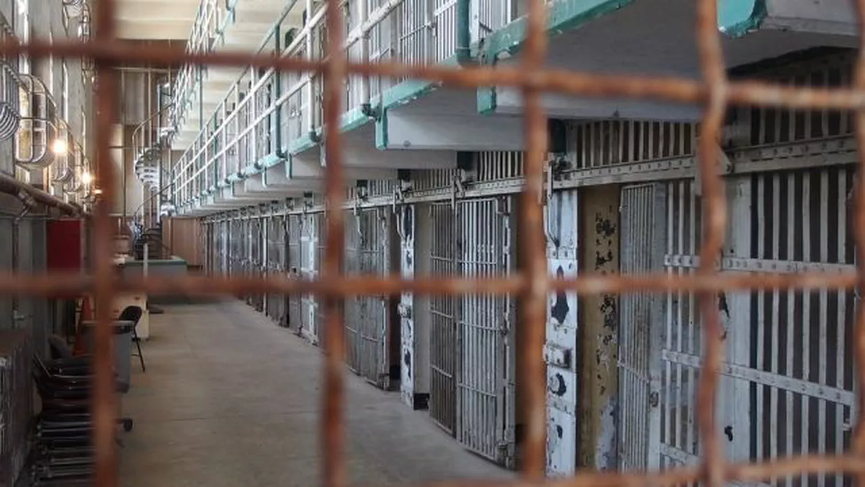 BOMBA ZILEI! A făcut anunţul din PUŞCĂRIE: Deşi e CONDAMNAT pentru CORUPŢIE, va CANDIDA la PREZIDENŢIALE!