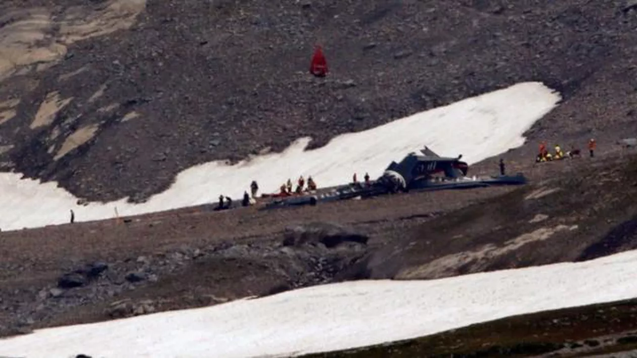 DRAMĂ CUMPLITĂ: Un AVION s-a PRĂBUŞIT în munţi! Nu există supraviețuitori (VIDEO)