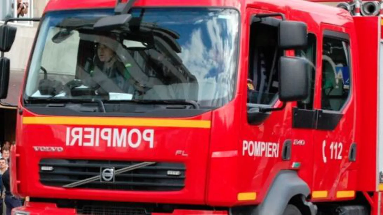 Incendiu PUTERNIC într-un parc auto din Agigea
