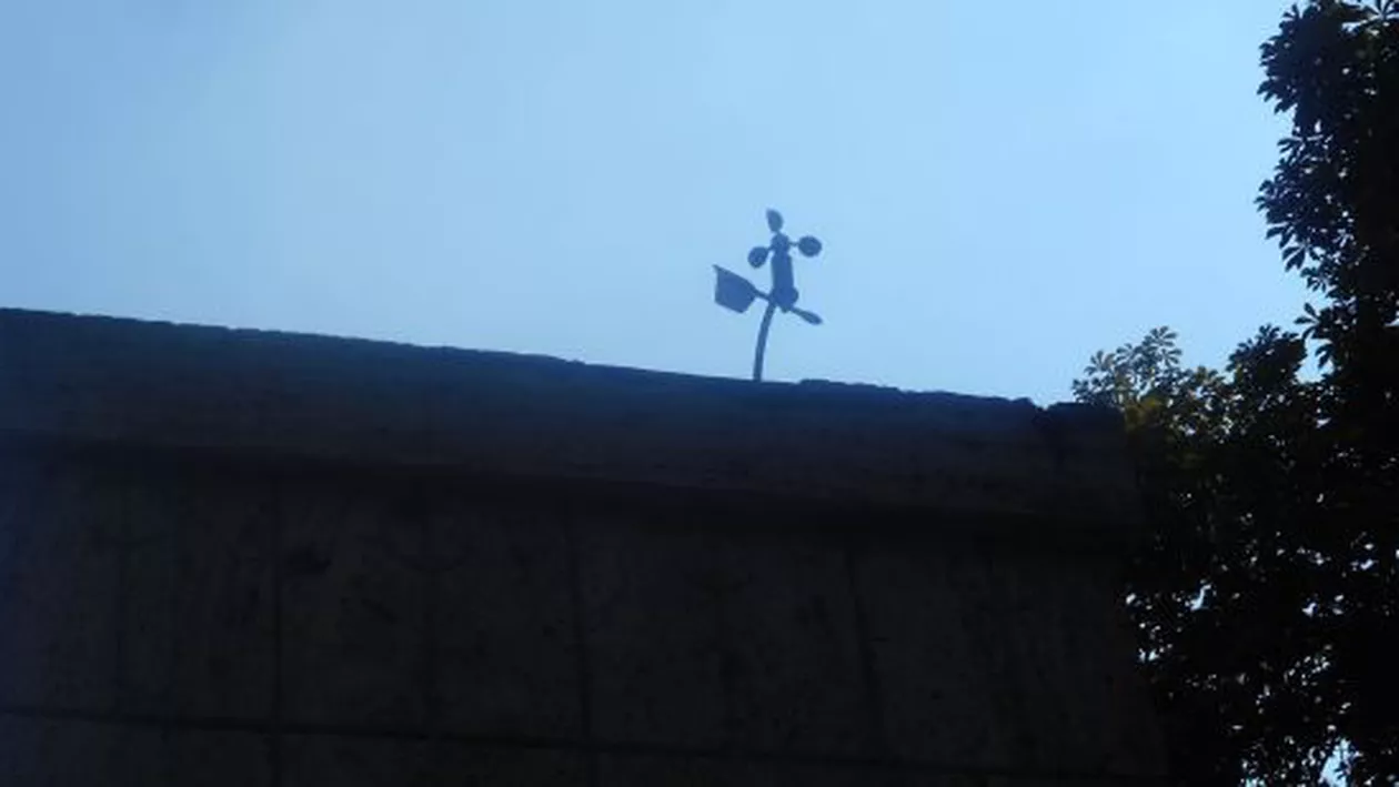 INCONŞTIENŢĂ! Stație meteo, cocoțată pe Poarta Sărutului. 'Mai bine puneau un cuibar de găini. Cine venea lua și-o omletă' (FOTO)