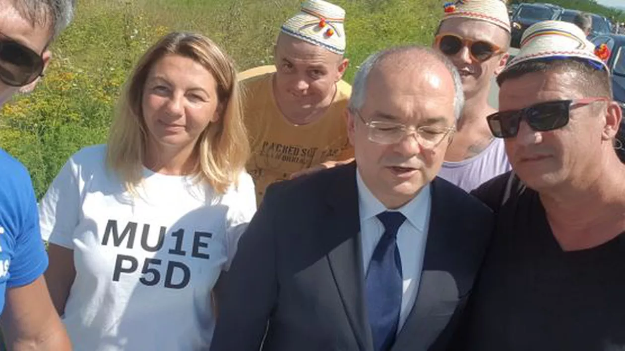 Emil Boc și doi preoți s-au pozat alături de câțiva ''diasporeni'' îmbrăcați în tricouri cu mesajul anti-PSD (FOTO)